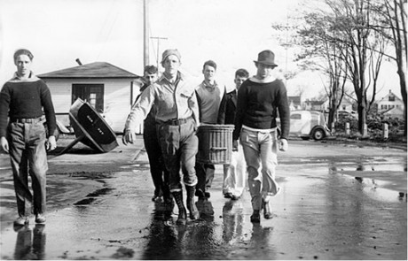 Fishermen-carrying-basket_0